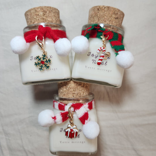 Bougie de Noël d'exception avec finition écharpe tricotée – Modèle personnalisable haute qualité pour décoration raffinée.