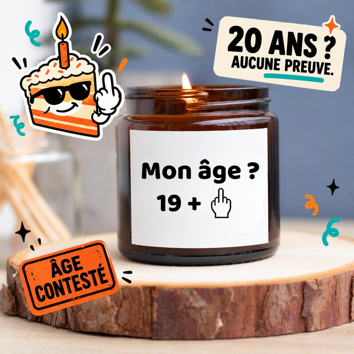 Bougie allumée en pot ambré avec le message Mon âge ? 19 + et un doigt d’honneur, entourée de décorations humoristiques pour un anniversaire de 20 ans.