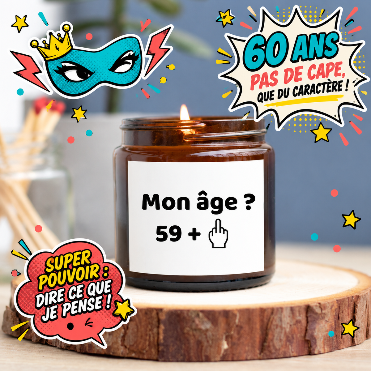 Bougie allumée en pot ambré avec le message Mon âge ? 59 + et un doigt d’honneur, entourée de motifs de super-héros pour un anniversaire de 60 ans.