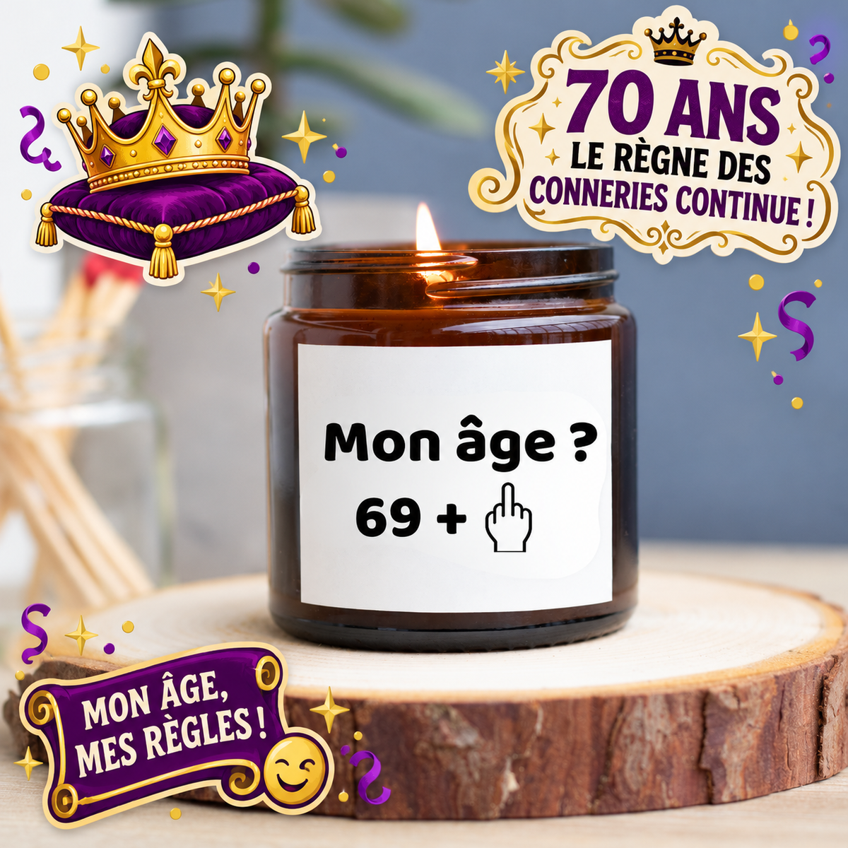 Bougie allumée en pot ambré avec le message Mon âge ? 69 + et un doigt d’honneur, entourée d’une couronne et de décorations violettes et dorées pour ses 70 ans.