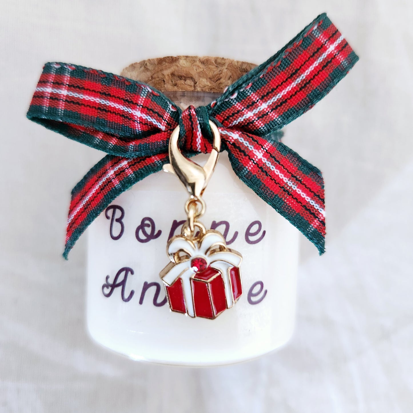 Bougie de fête artisanale avec l'inscription Bonne Année écrite sur l'étiquette