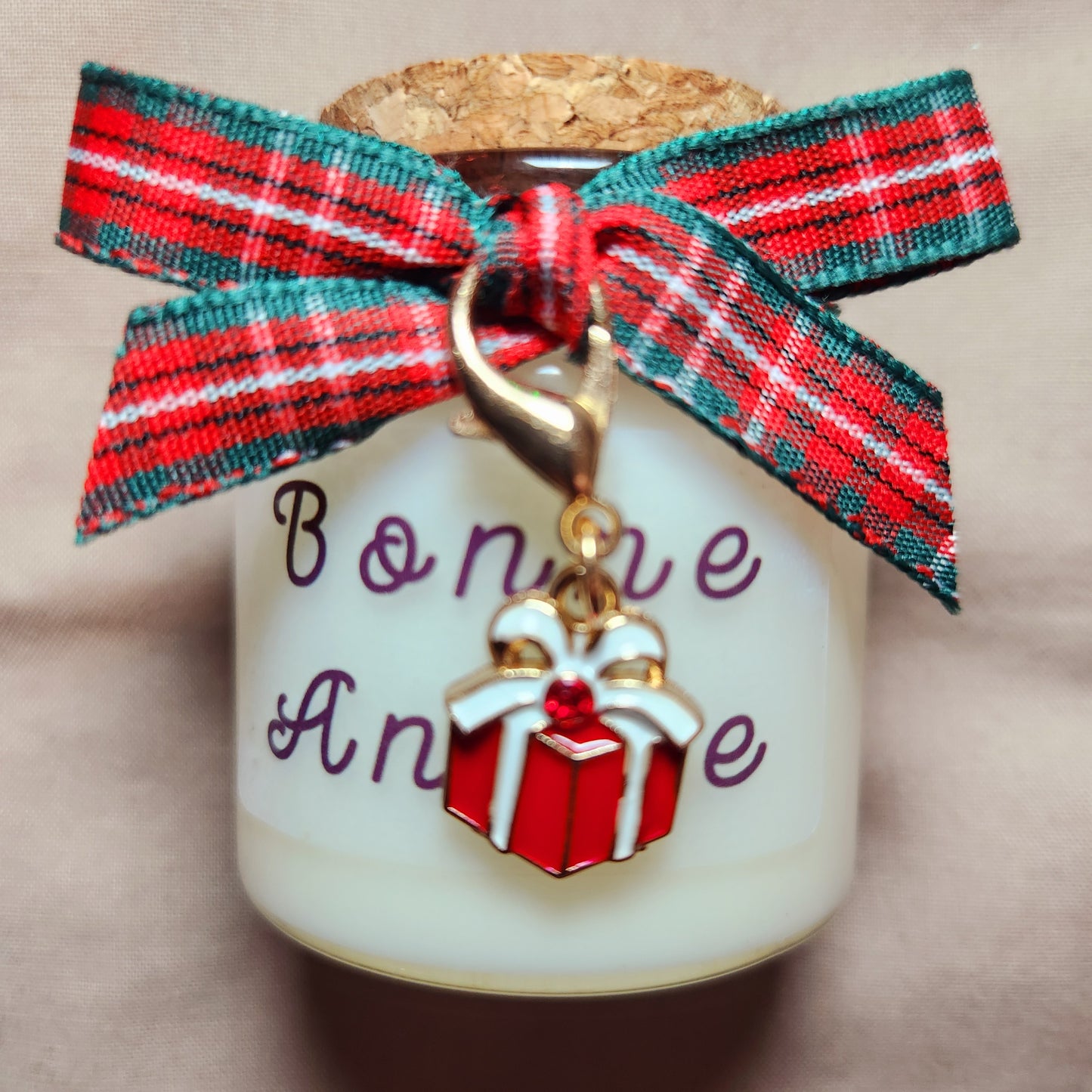 Bougie cadeau Bonne Année disposée sur une table de fête étincelante pour le réveillon