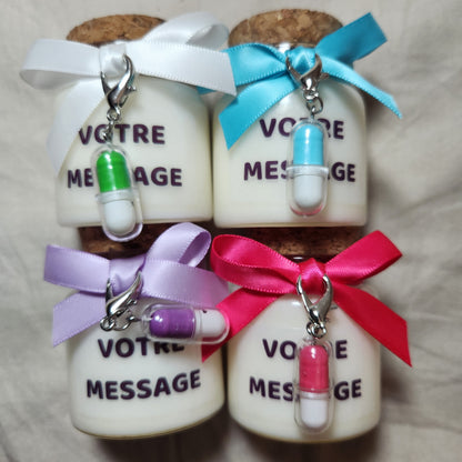 Bougie thématique médicale avec pendentif gélule – Cadeau original pour docteur, interne en médecine ou équipe d'officine.