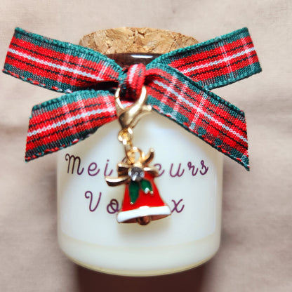 Bougie cadeau Meilleurs Vœux posée dans un décor de début d'année doux et lumineux
