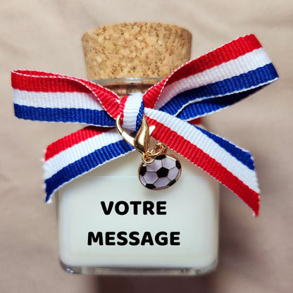 Grande bougie parfumée sur le thème du football à personnaliser avec le texte ou le prénom de votre choix, posée dans un décor moderne.