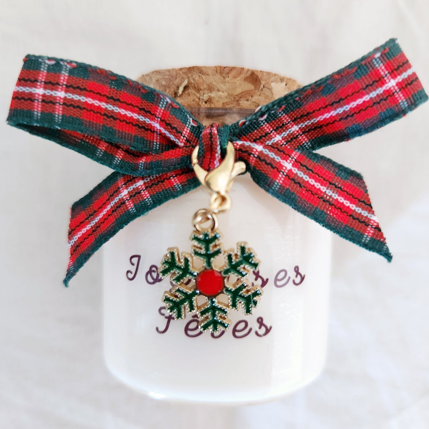 Bougie artisanale de fin d'année avec l'inscription Joyeuses Fêtes sur l'étiquette