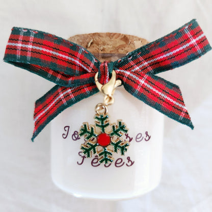 Bougie artisanale de fin d'année avec l'inscription Joyeuses Fêtes sur l'étiquette