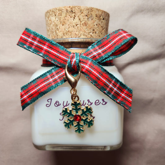 Bougie de fin d'année avec l'inscription Joyeuses Fêtes écrite sur l'étiquette