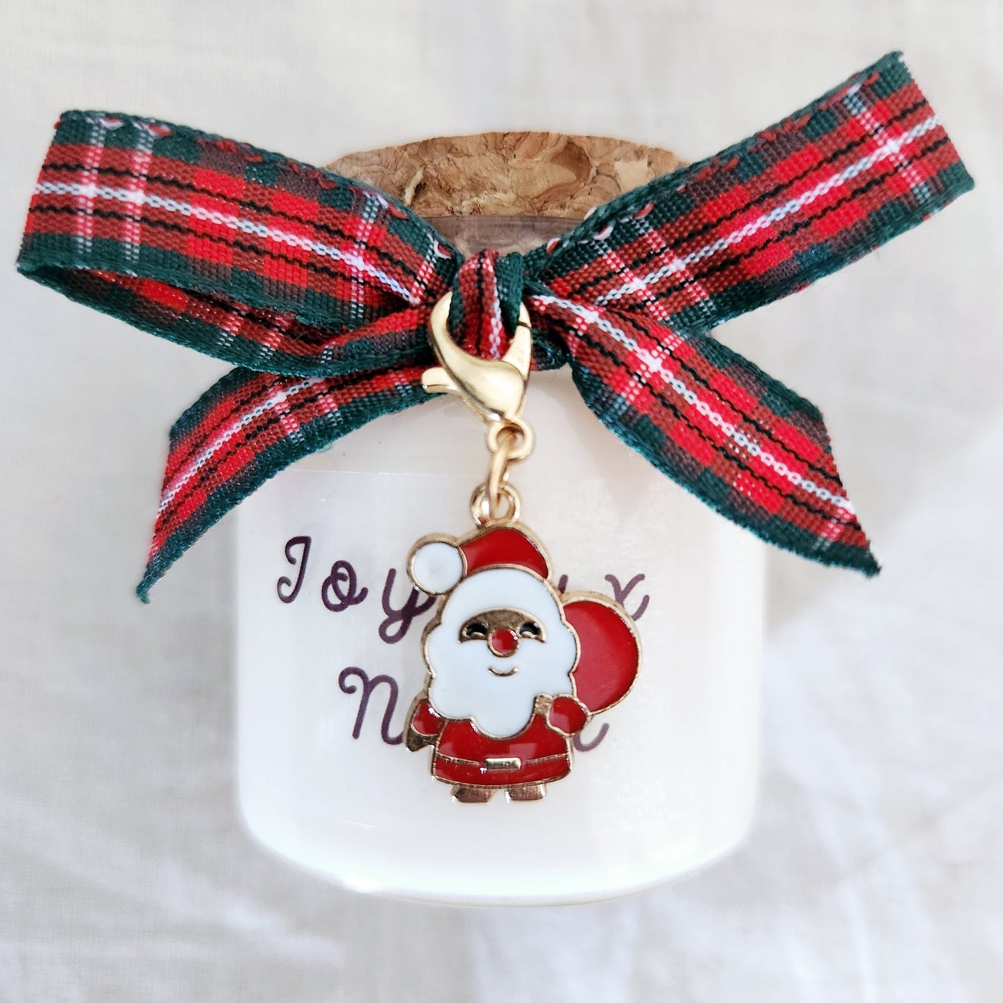 Bougie de Noël blanche faite main avec l'inscription Joyeux Noël sur l'étiquette