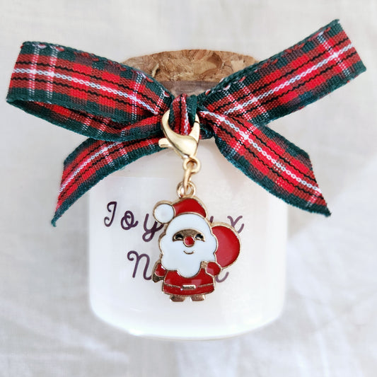 Bougie de Noël blanche faite main avec l'inscription Joyeux Noël sur l'étiquette
