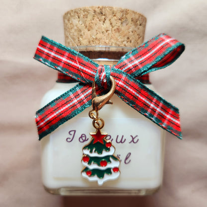 Bougie de fête blanche avec l'inscription Joyeux Noël imprimée sur l'étiquette.