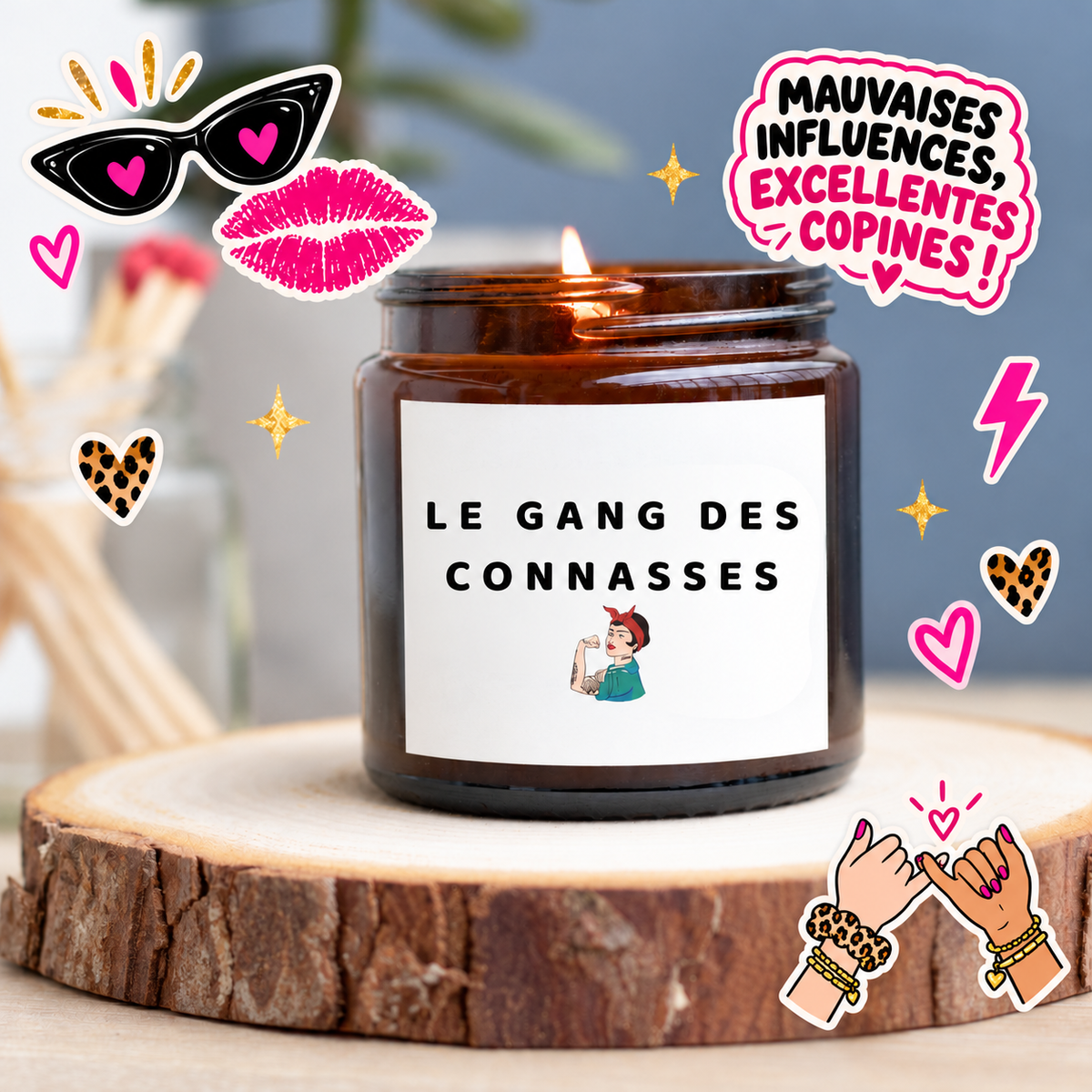 Bougie allumée en pot ambré avec le message Le gang des connasses, entourée de motifs roses et du texte Mauvaises influences, excellentes copines.
