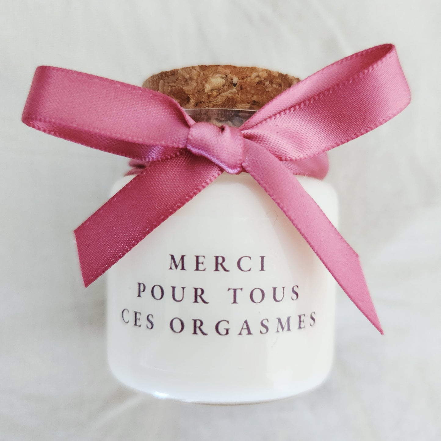 Bougie parfumée blanche avec l'inscription humoristique et coquine "Merci pour ces orgasmes"