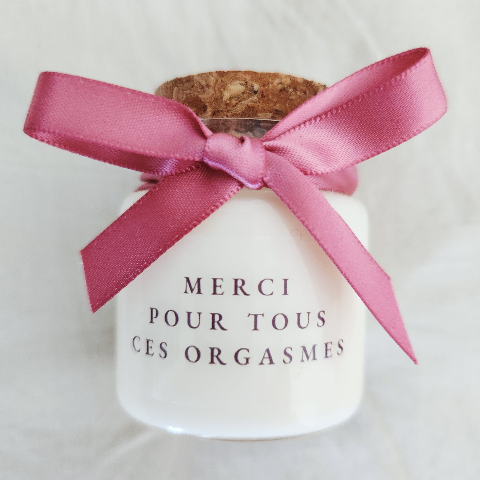 Bougie parfumée blanche avec l'inscription humoristique et coquine "Merci pour ces orgasmes"