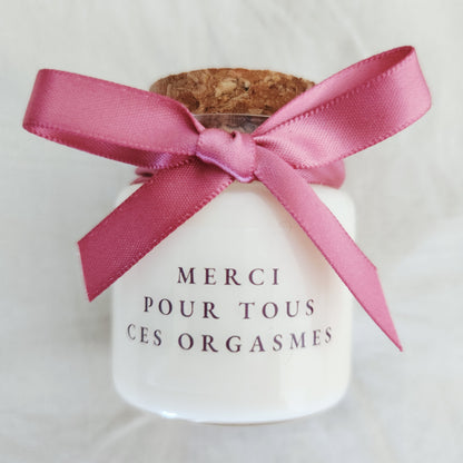Bougie parfumée blanche avec l'inscription humoristique et coquine "Merci pour ces orgasmes"