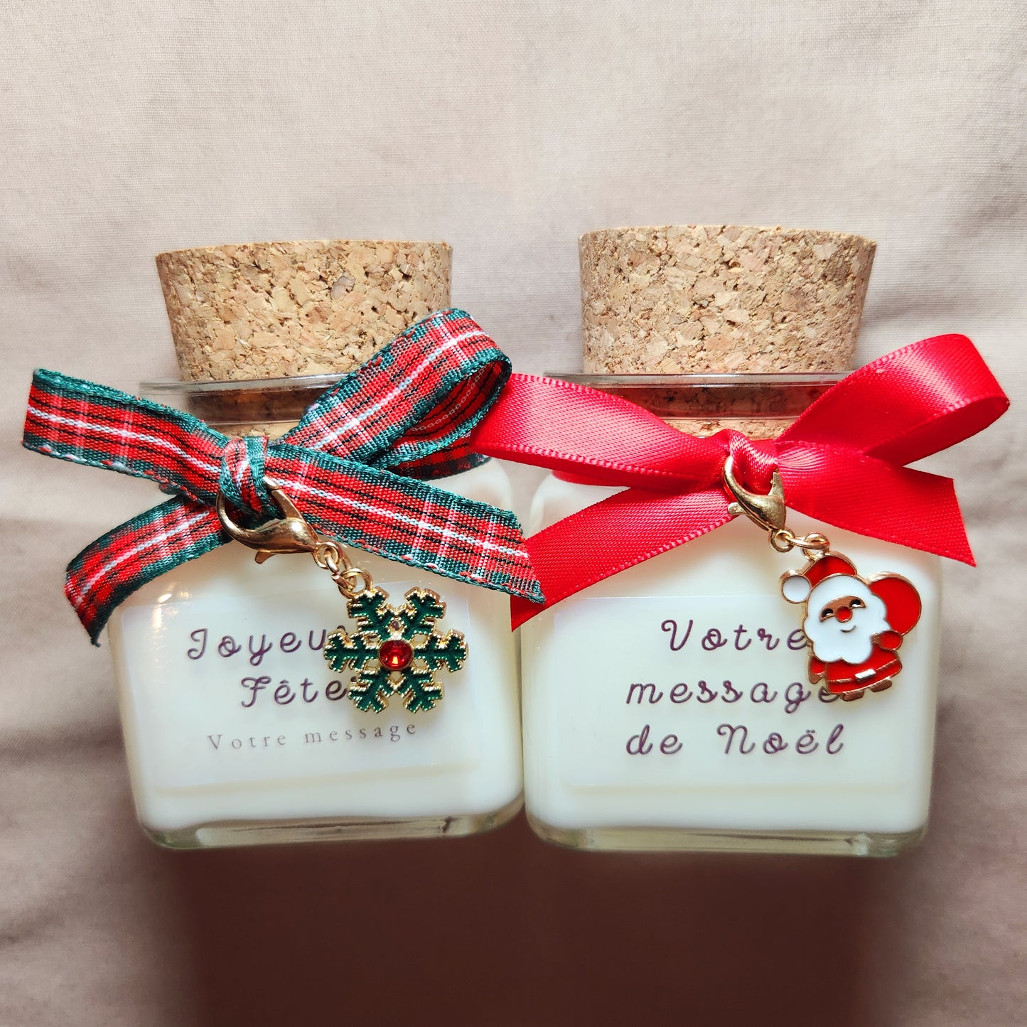 Bougie de Noël personnalisée avec un prénom écrit sur l'étiquette dans un décor de fête