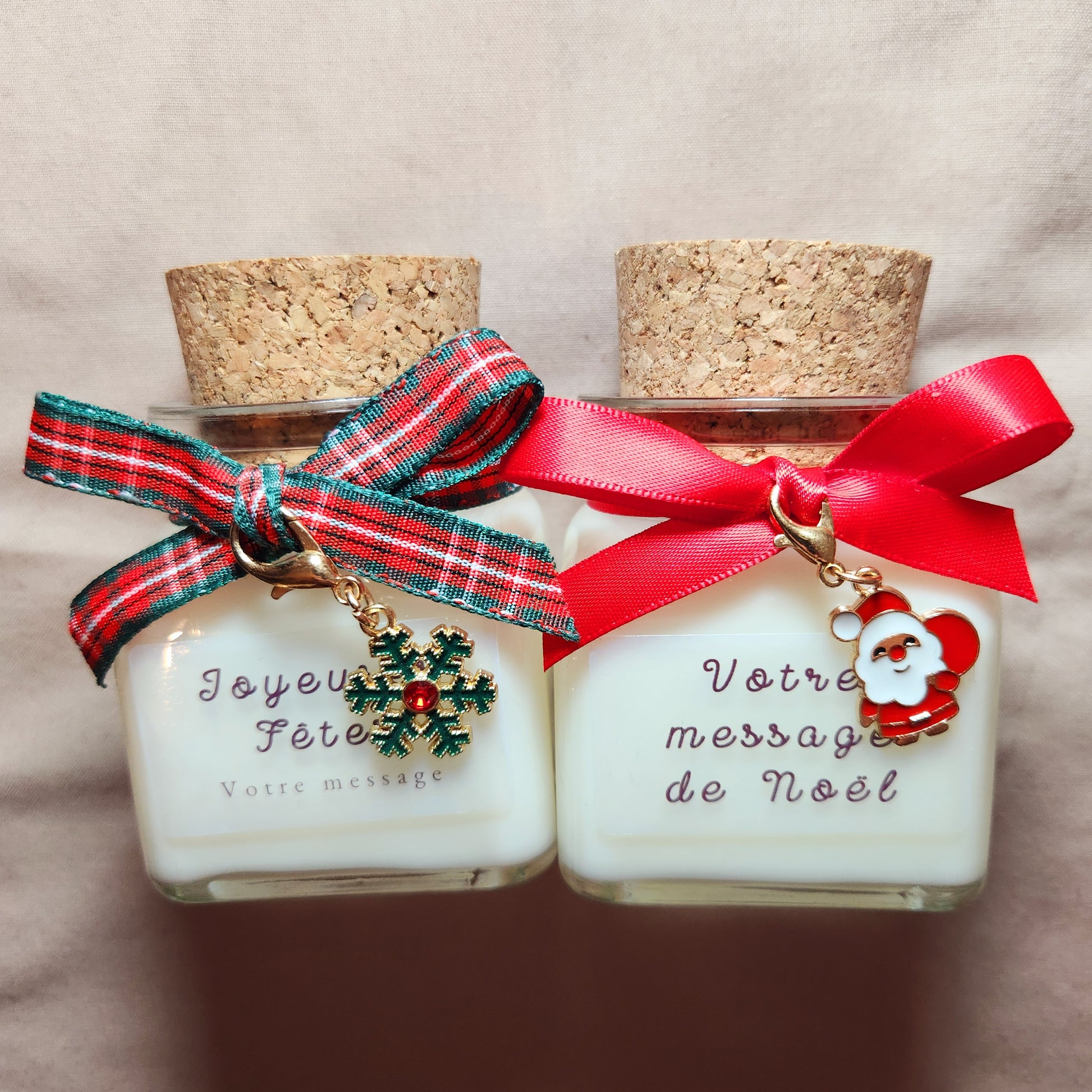 Bougie de Noël personnalisée avec un prénom écrit sur l'étiquette dans un décor de fête