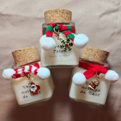 Bougie de Noël personnalisée avec une mini écharpe rouge et blanche tricotée autour du pot
