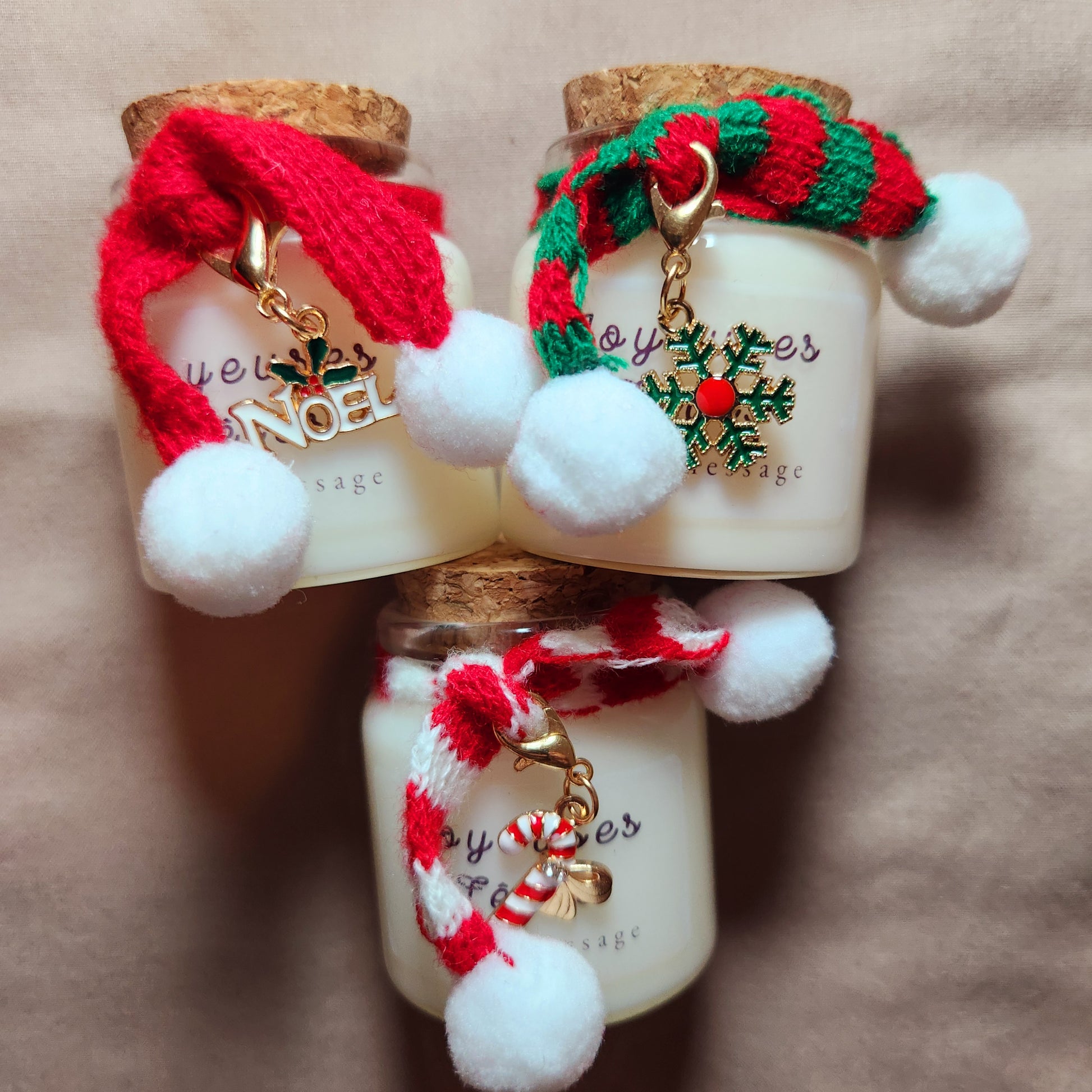 Bougie de Noël personnalisée avec un prénom, décorée d'une mini écharpe rouge tricotée