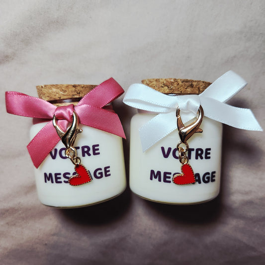 Grande bougie artisanale Amour avec contenant élégant et son pendentif cœur surprise en acier inoxydable