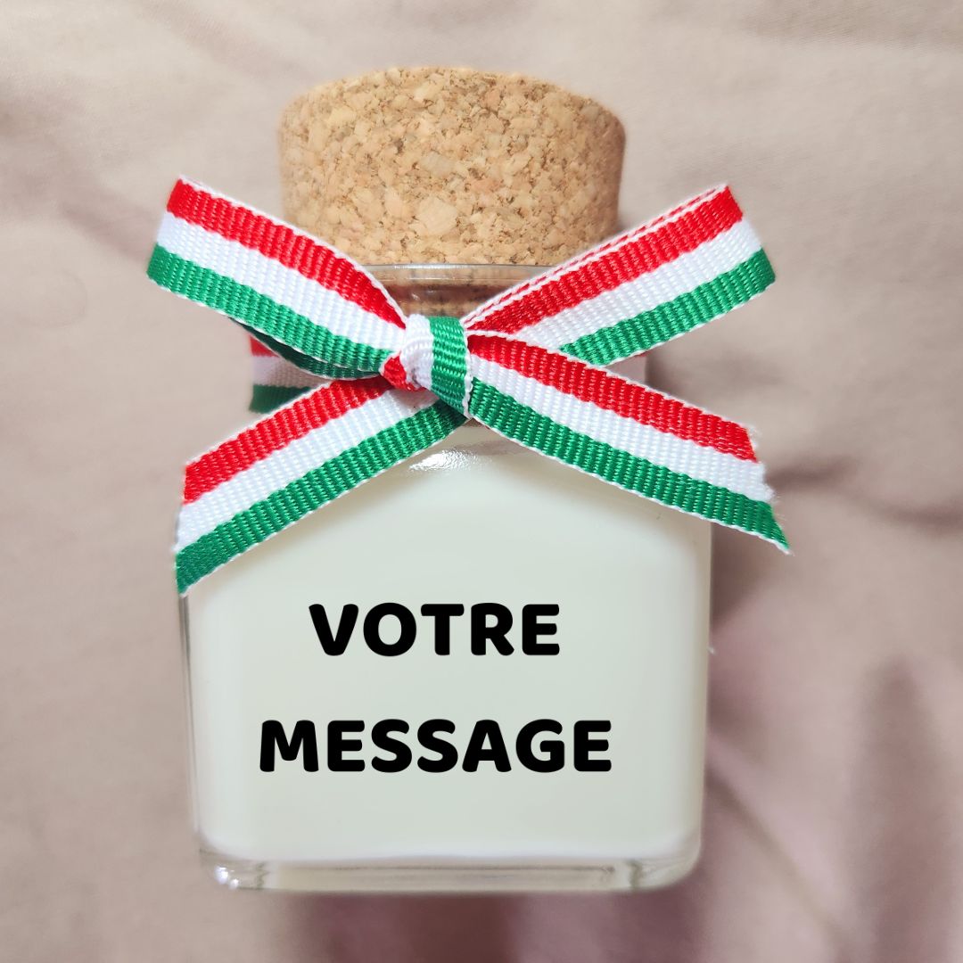Grande bougie parfumée sur le thème de l'Italie à personnaliser avec votre texte, décorée d'un ruban tricolore aux couleurs du drapeau italien.