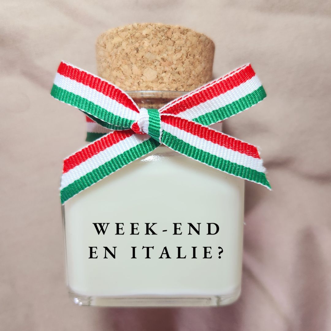 Bougie parfumée artisanale avec l'inscription "Week-end en Italie ?", décorée d'un ruban tricolore aux couleurs du drapeau italien, idéale pour une surprise de couple.