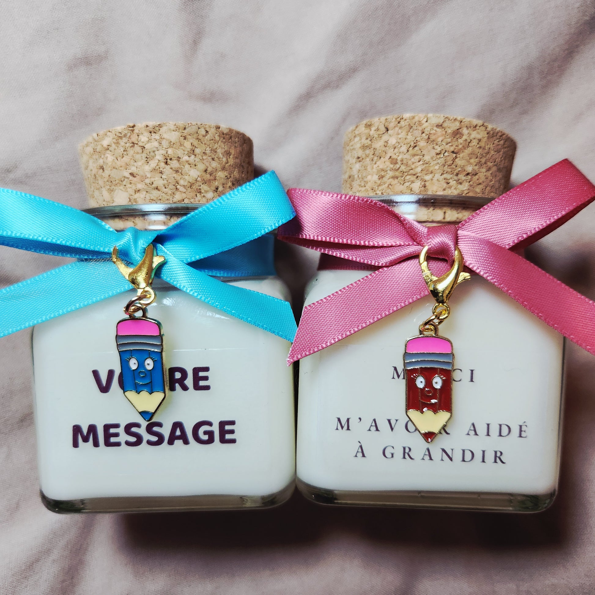Bougie parfumée personnalisable Mamie Candle avec zone de texte sur mesure pour prénom de maîtresse ou message personnalisé de fin d'année