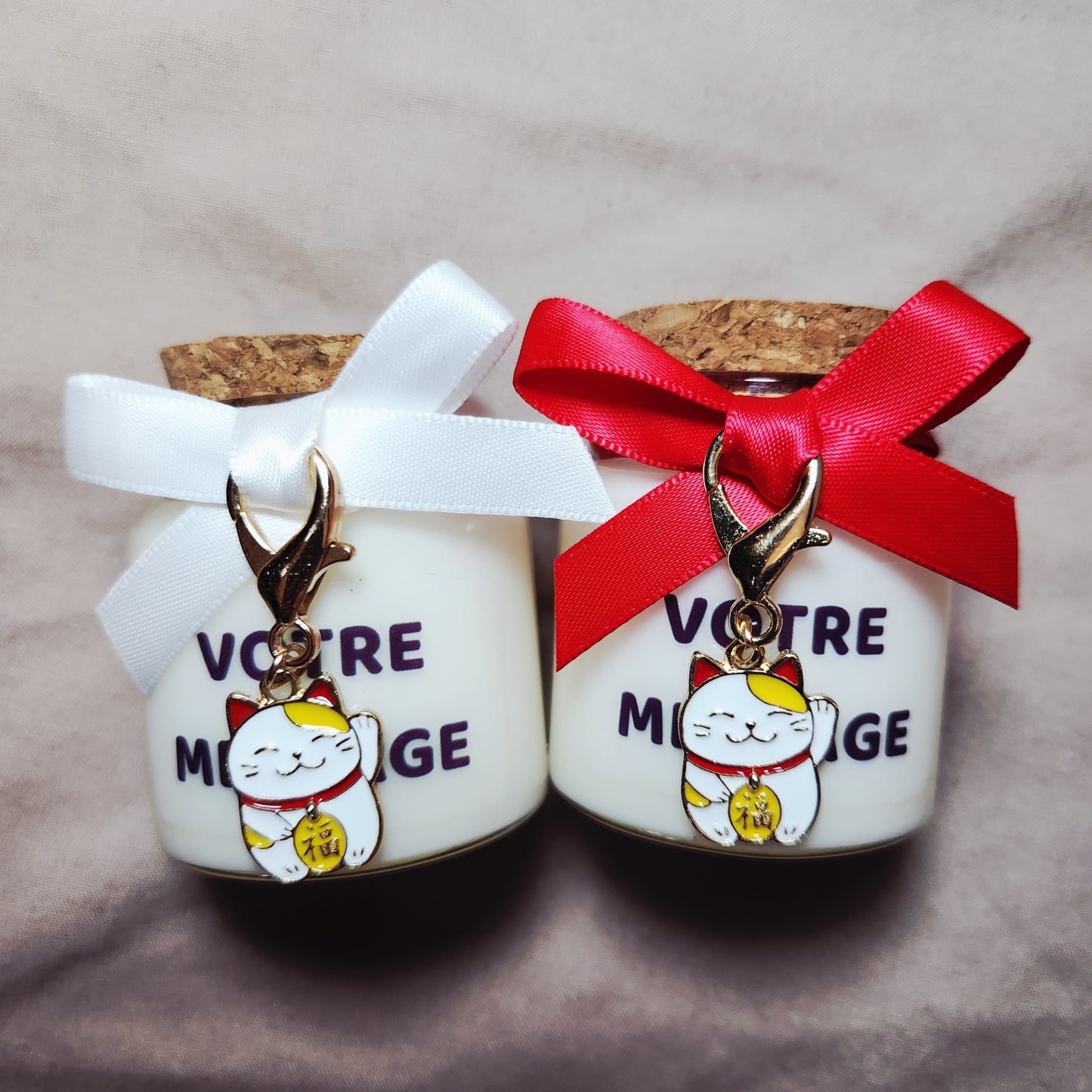 Grande bougie artisanale personnalisée Mamie Candle avec illustration de chat japonais Maneki Neko blanc