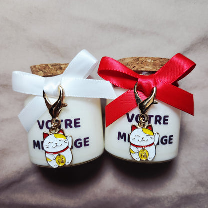 Grande bougie artisanale personnalisée Mamie Candle avec illustration de chat japonais Maneki Neko blanc