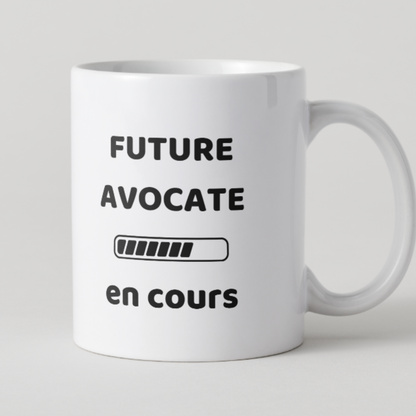 Mug blanc texte noir Future avocate en cours avec barre de chargement.