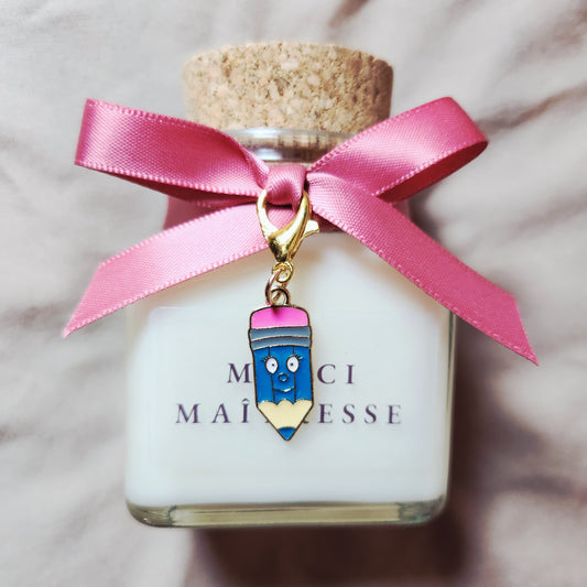 Grande bougie parfumée artisanale Mamie Candle avec étiquette blanche élégante portant l'inscription Merci Maîtresse, pot en verre transparent