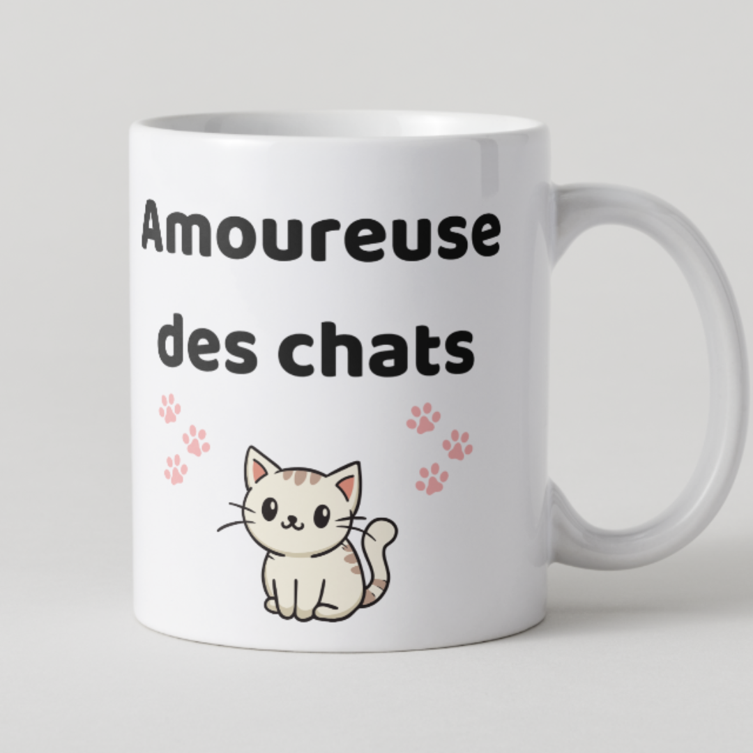 Mug en céramique blanche avec l'inscription "Amoureuse des chats", design mignon de chaton assis et petites empreintes de pattes roses, par Mamie Candle.