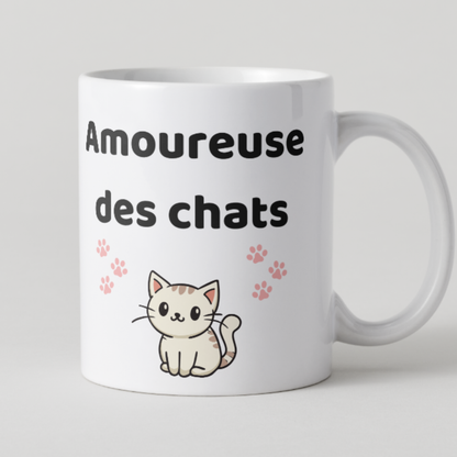 Mug en céramique blanche avec l'inscription "Amoureuse des chats", design mignon de chaton assis et petites empreintes de pattes roses, par Mamie Candle.