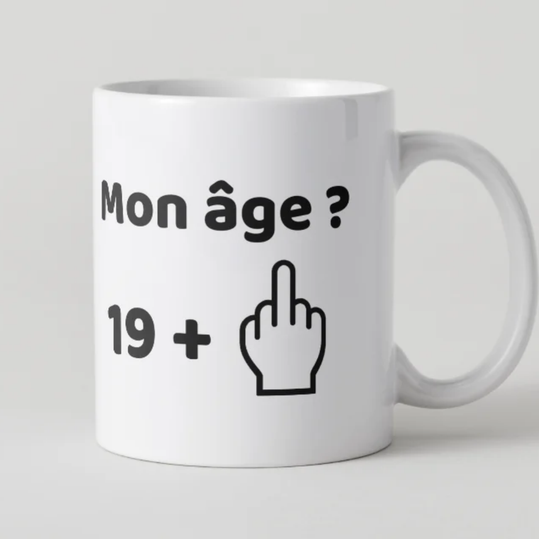 Mug blanc en céramique avec l’inscription noire Mon âge ? 19 + et un dessin de doigt d’honneur, cadeau humoristique pour un anniversaire de 20 ans.