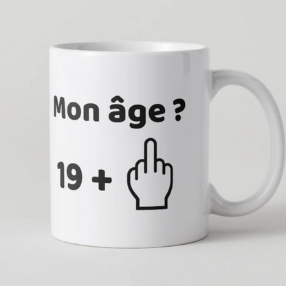 Mug blanc en céramique avec l’inscription noire Mon âge ? 19 + et un dessin de doigt d’honneur, cadeau humoristique pour un anniversaire de 20 ans.