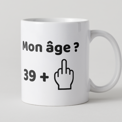 Mug anniversaire drôle 39 ans plus majeur levé.