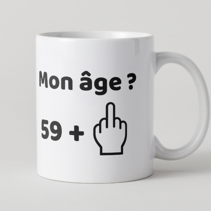 Mug anniversaire drôle 59 ans plus majeur levé.