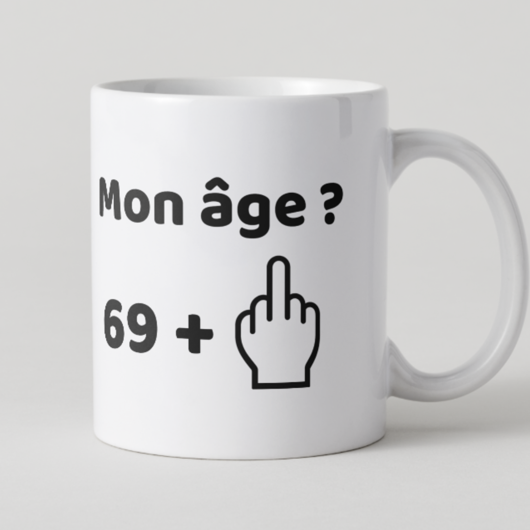 Mug anniversaire drôle 69 ans plus majeur levé.