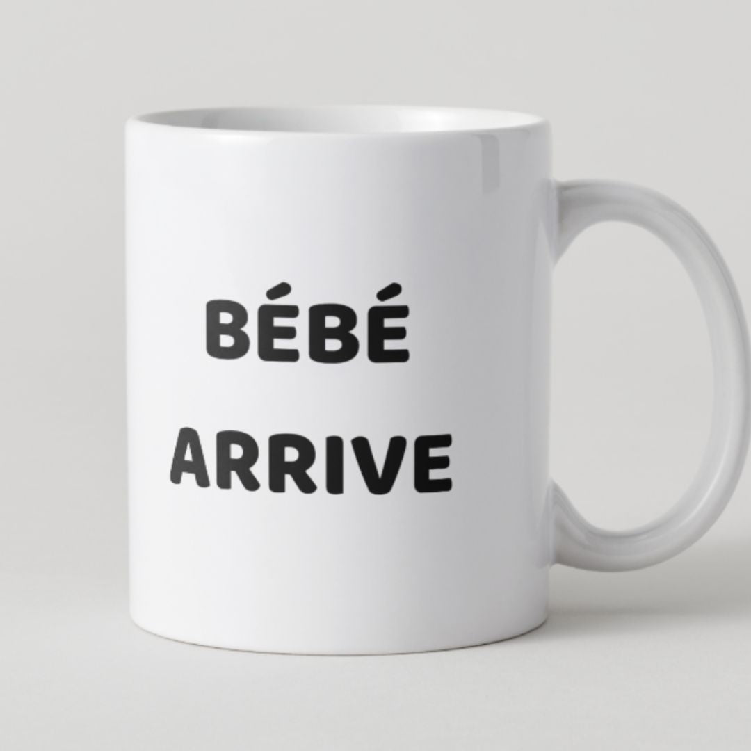 Mug blanc avec inscription noire Bébé arrive pour annonce de grossesse