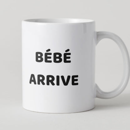 Mug blanc avec inscription noire Bébé arrive pour annonce de grossesse