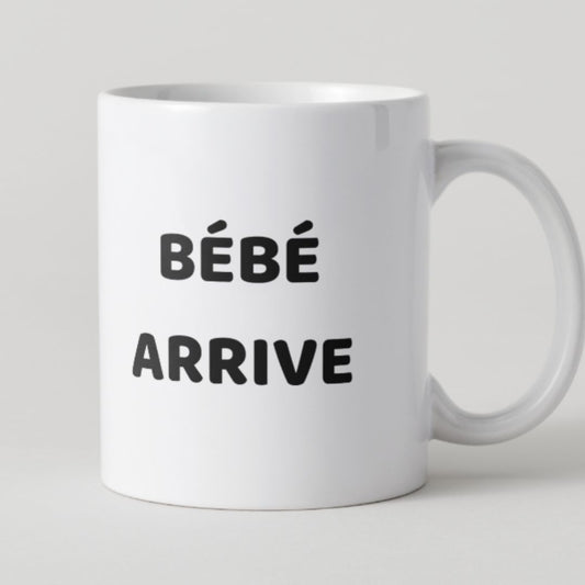 Mug blanc avec inscription noire Bébé arrive pour annonce de grossesse