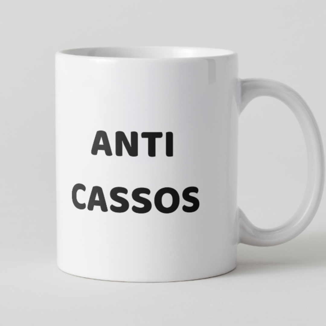 Tasse blanche avec inscription ANTI CASSOS en lettres capitales noires.
