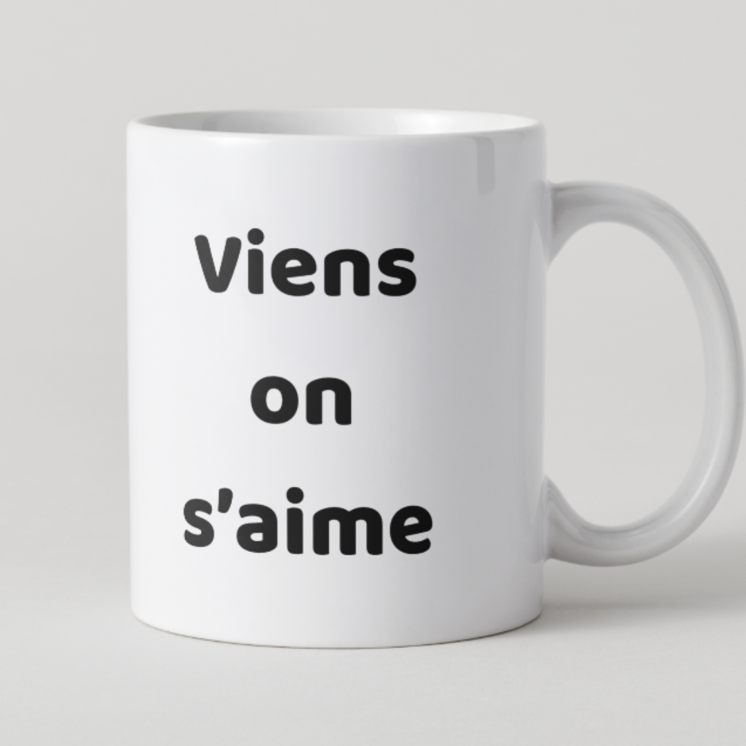 Mug amoureux avec citation Viens on s'aime, style minimaliste et moderne.