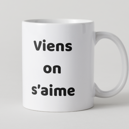 Mug amoureux avec citation Viens on s'aime, style minimaliste et moderne.