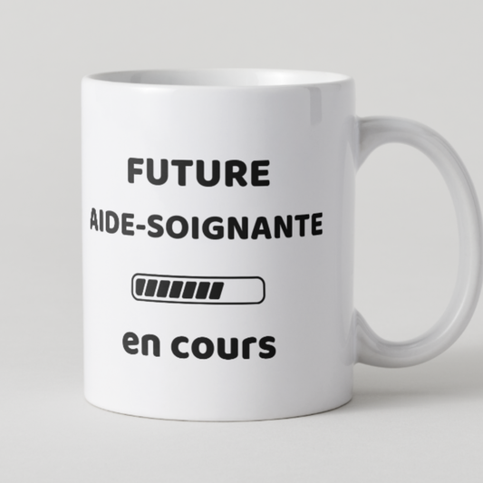 Mug blanc texte noir Future aide-soignante en cours avec barre de chargement.