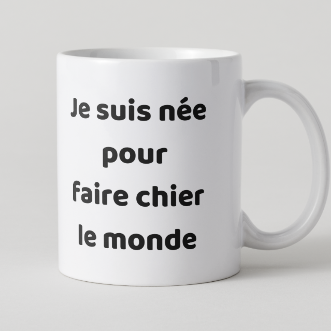 Mug avec texte Je suis née pour faire chier le monde, cadeau pour femme au caractère affirmé.