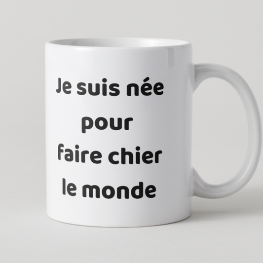 Mug avec texte Je suis née pour faire chier le monde, cadeau pour femme au caractère affirmé.