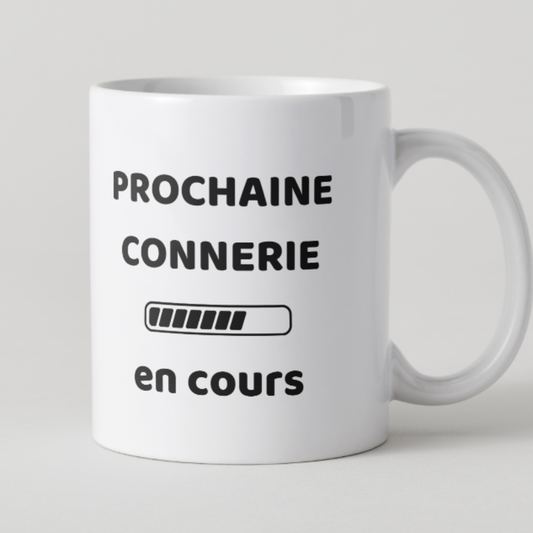 Mug blanc texte noir prochaine connerie en cours avec barre de chargement.