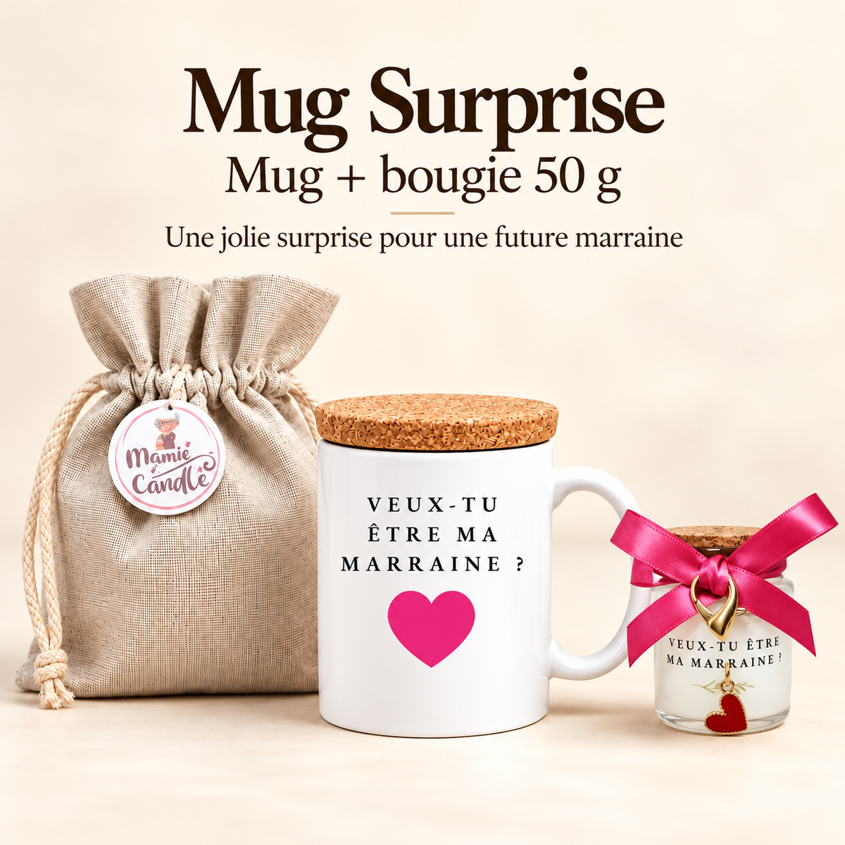 Mug blanc « Veux-tu être ma marraine ? » avec cœur rose et couvercle en liège, accompagné d’une bougie de 50 g avec ruban rose, pendentif cœur rouge et pochon Mamie Candle.