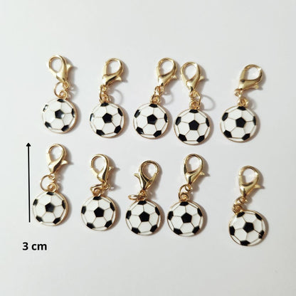 Petit pendentif en forme de ballon de football classique blanc et noir monté sur un fermoir mousqueton doré.